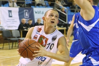 Łukasz Wilczek (z piłką) zdobył wczoraj decydujące punkty (MACIEJ KACZANOWSKI)