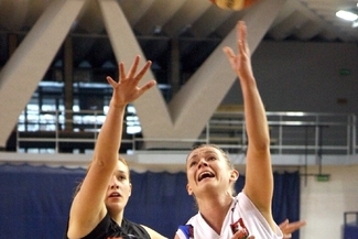 Karolina Hajduk (z prawej) nie zaliczy niedzielnego spotkania do udanych
 (JACEK ŚWIERCZYŃSKI/ARCHI