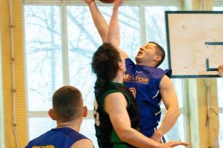 Fragment sobotniego meczu Mentor (niebieskie stroje) z Winiarnią u Dyszona (HANNA BYTNIEWSKA)