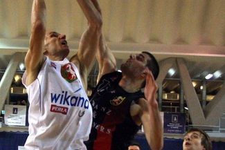 Tomasz Celej (z piłką) na szczęście wycofał się z pomysłu o zakończeniu kariery (Jacek Świerczyński)