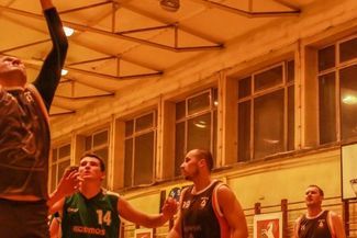 Koszykarze Zdroju MPWiK (niebieskie stroje) przegrali z Cukropolem Pszczółka (HANNA BYTNIEWSKA)