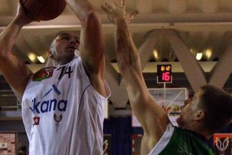 Przemysław Łuszczewski (z lewej) zdobył wczoraj w meczu ze Stalą 20 punktów (JACEK ŚWIERCZYŃSKI)