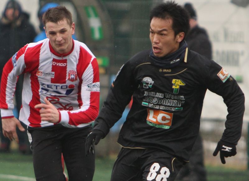 Toshikazu Irie (z prawej) zdobył jednego gola dla GKS Bogdanka w czwartkowym sparingu (MACIEJ KACZAN