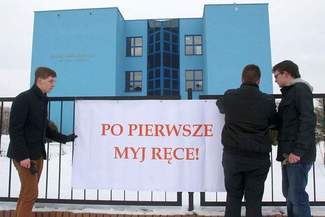 Z takim hasłem członkowie młodzieżówki Ruchu Palikota przyszli przed lubelską Szkołę Podstawową nr 5