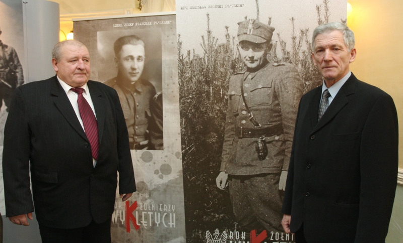 Od lewej: Marek Franczak i Adam Broński, synowie bohaterów<br />
 (Maciej Kaczanowski)