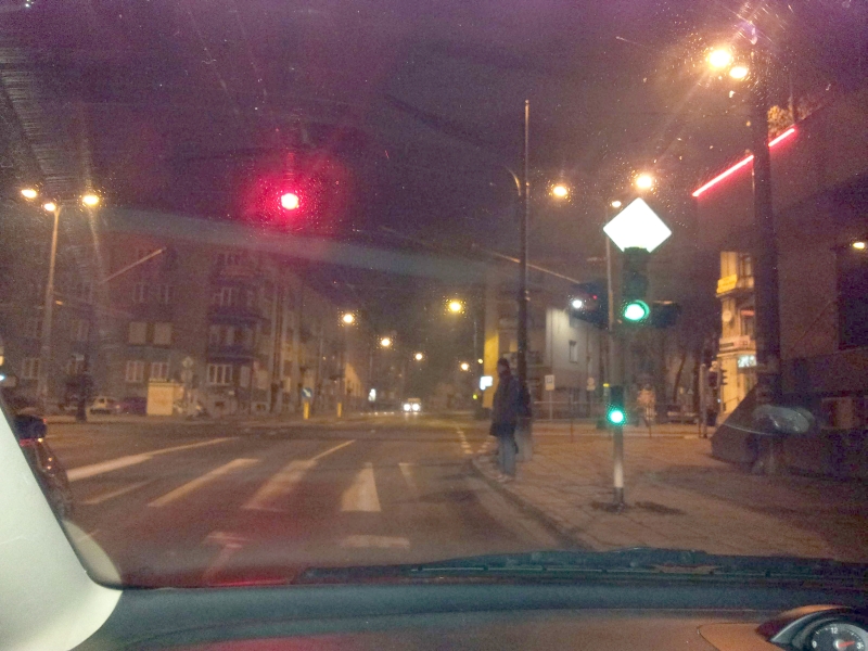 Sygnalizator po prawej stronie jezdni świecił zielonym światłem, a ten nad jezdnią – czerwonym ( INT