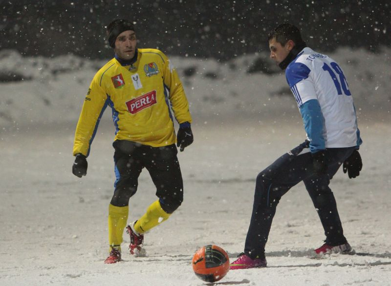 Sypiący śnieg nie przeszkodził piłkarzom Motoru i Tomasovii w rozegraniu sparingu, choć warunki na b