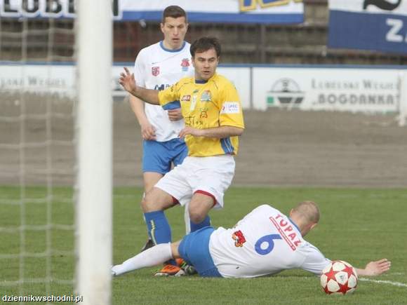 igor Migalewski (w żółtej koszulce) i jego koledzy zagrają o 13 z Legią (DW)