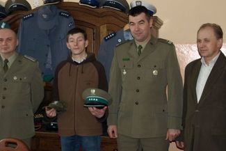 Łukasz Stachyra dostał od pograniczników czapki do swojej kolekcji (Straż Graniczna)