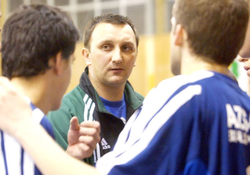 Trener Sławomir Bodasiński musi jeszcze poczekać na zwycięstwo swoich podopiecznych (ARCHIWUM)