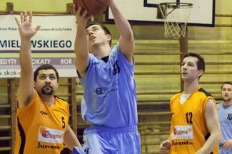 Rafał Kapitan (w błękitnym stroju) i jego koledzy z Betaxu Lubartów mimo porażki awansowali do czoło