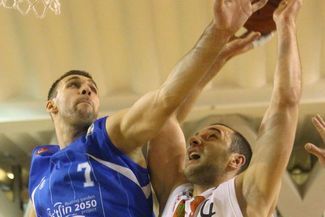 Dobra gra Marcela Wilczka pod koszem (z prawej) to jeden z powodów serii trzech zwycięstw z rzędu (M