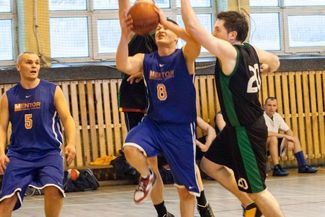 Mentor (niebieskie stroje) przegrał z Combitgroup.pl
 (HANNA BYTNIEWSKA)