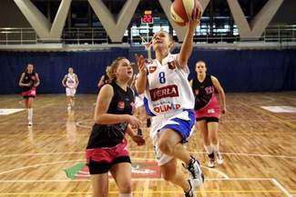 Paulina Dąbkowska (nr 8) i jej koleżanki przegrały na wyjeździe z GWB GTK Gdynia (Jacek Świerczyński