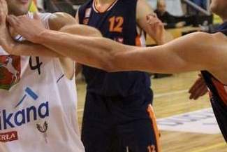 Marcel Wilczek nie trafił decydującego rzutu (Wojciech Nieśpiałowski)