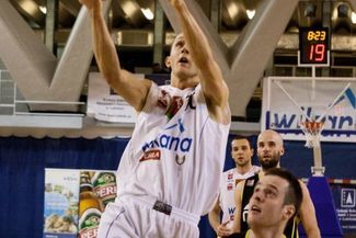 Łukasz Wilczek (z piłką) i jego koledzy z Wikany-Startu Lublin mają przed sobą trudny mecz w Dąbrowi