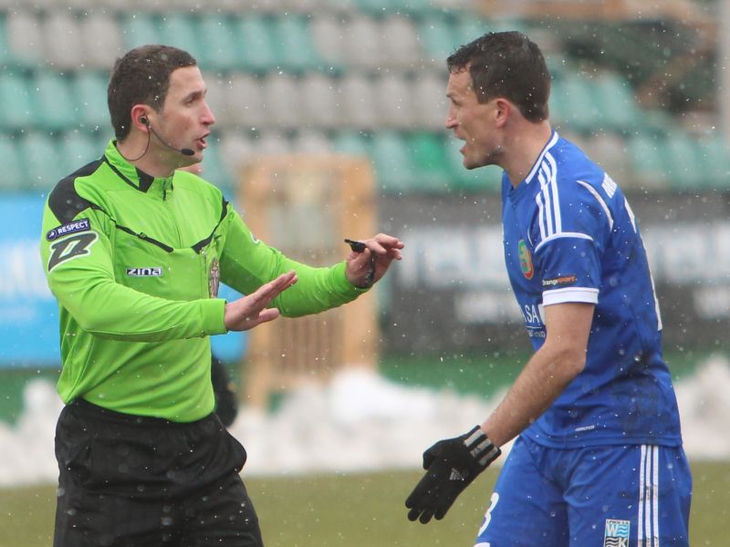 Jakub Grzegorzewski (z prawej) miał w niedzielę mnóstwo pretensji do arbitra (MACIEJ KACZANOWSKI)