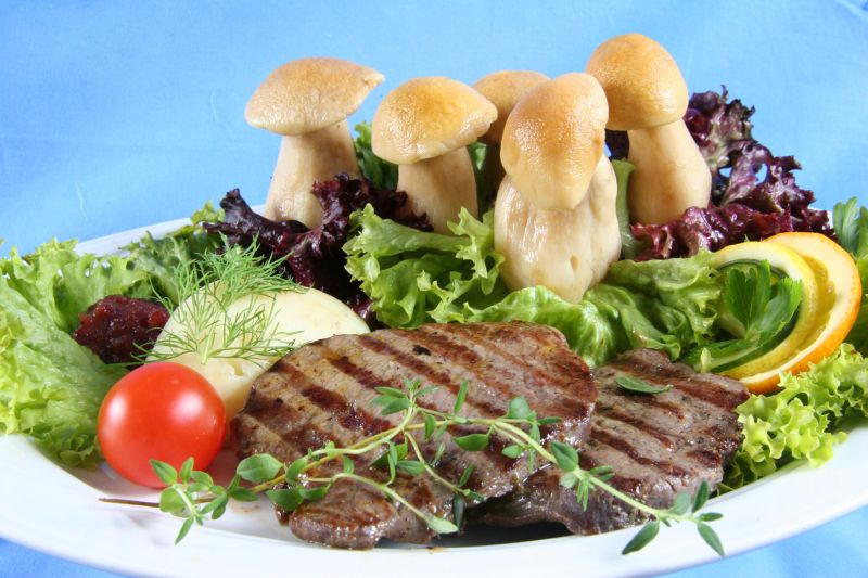 Ugotowane na parze mięso możecie wrzucić na mocno rozgrzaną patelnię grillową (Maciej Kaczanowski)