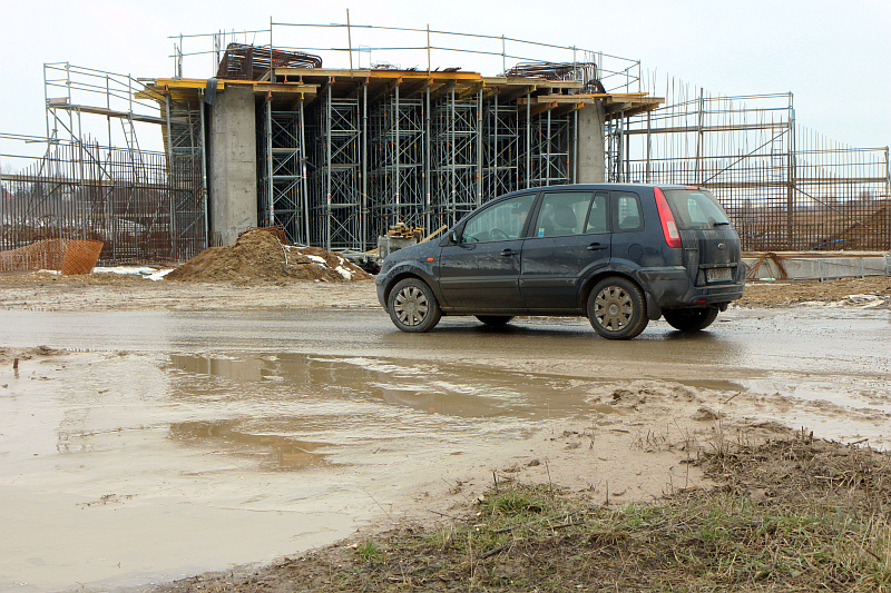 Nowe konstrukcje na placu budowy cieszą kierowców ale kąpiele błotne nie są miłe (Maciej Kaczanowski