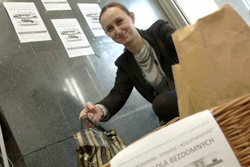 Magdalena Krajewska z UMCS zachęca do wzięcia udziału w akcji (Maciej Kaczanowski)