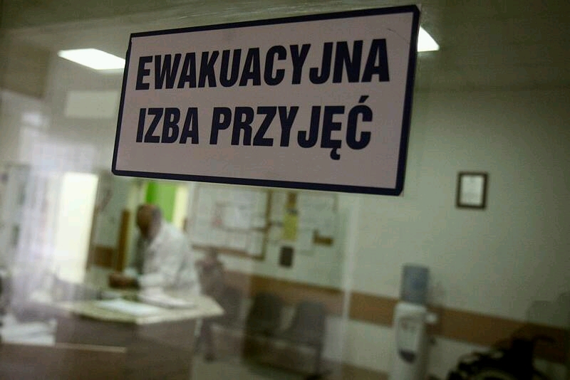 Szpital wyjaśnia, że personel wstępnie ocenił stan dzieci, nie wymagały pilnej pomocy, więc rodzice 