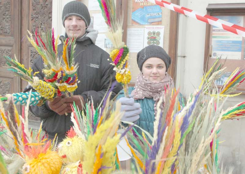 Na lubelskich straganach można kupić kolorowe palmy (Maciej Kaczanowski)