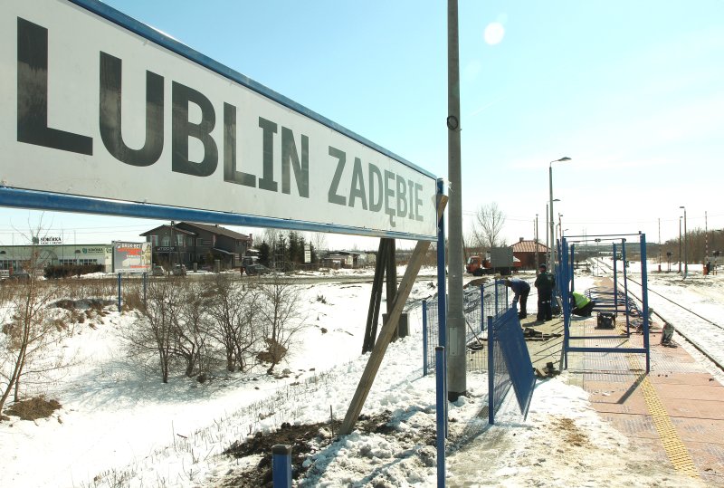 W czwartek kolejarze postawili tablicę i wiatę na nowym przystanku Lublin–Zadębie przy ul. Turystycz