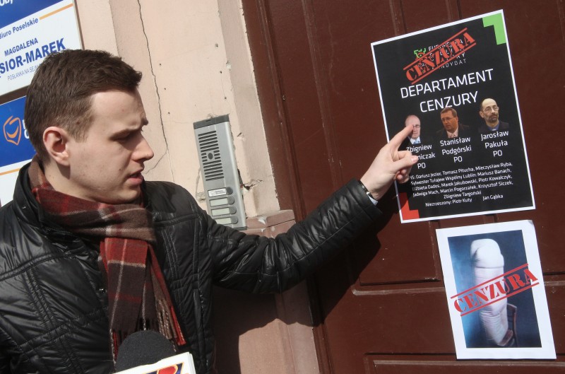 Michał Kabaciński powiesił na drzwiach siedziby PO zdjęcia trzech radnych Platformy którzy poparli u