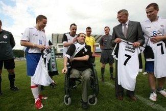 Grzegorz Serej podczas meczu charytatywnego, gdzie zbierano pieniądze na jego protezę (Krzysztof Wój