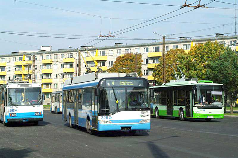 Producenci tych trolejbusów walczą o kursowanie ich pojazdów po naszym mieście. Z lewej Solaris, tuż za nim Bogdan