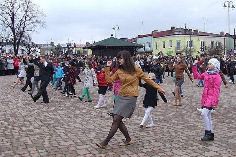 W ub. roku na Starym Rynku w Janowie Lubelskim zatańczono po raz pierwszy (SANKTUARIUM MATKI BOŻEJ W