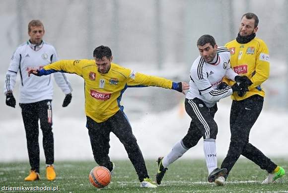 Piłkarze Motoru (żółte koszulki) w zimowym okresie przygotowawczym grali m.in. z Legią Warszawa, ale