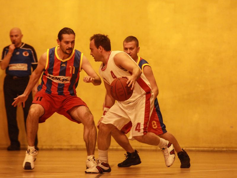 Koszykarze Kom.pl (czerwono-granatowe koszulki) sprawili sporą niespodziankę wygrywając z Braćmi Mro