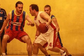 Koszykarze Kom.pl (czerwono-granatowe koszulki) sprawili sporą niespodziankę wygrywając z Braćmi Mro