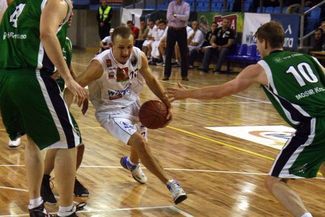 Łukasz Wilczek (z piłką) i jego koledzy znacznie zbliżyli się do play-off (JACEK ŚWIERCZYŃSKI)