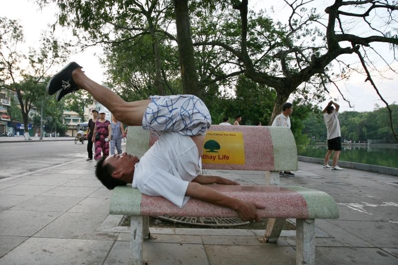 Wietnam. Mężczyzna ćwiczący na ławce (PAP/EPA)