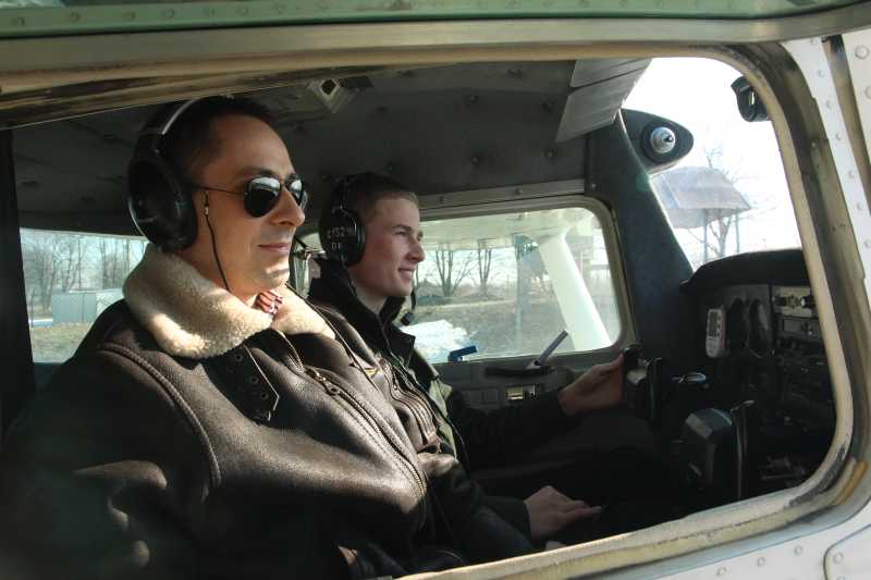 Na zdjęciu: instruktor Robert Warecki (w okularach) i pilot Arkadiusz Matyska, który poleci Cessną 1