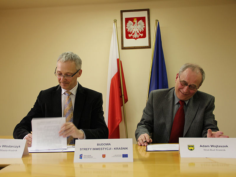 Burmistrz Kraśnika Mirosław Włodarczyk (z lewej) podpisał w piątek umowę z prezesem Adamem Wojtaszki