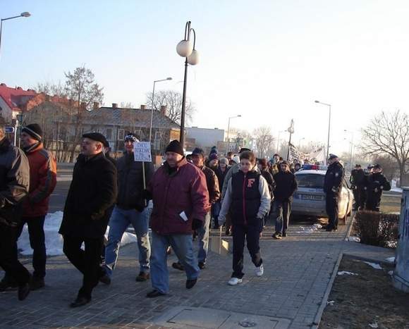 Mieszkańcy w proteście zablokowali rondo Jana Pawła II (Zdjęcie od Czytelnika)