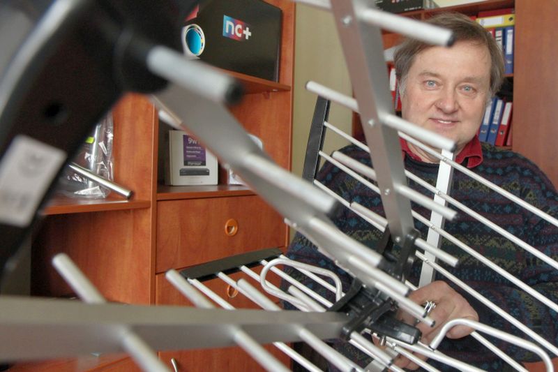 Krzysztof Piskorski, właściciel firmy elektronicznej, prezentuje antenę do odbioru naziemnej telewiz