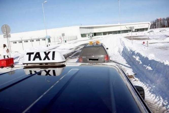 Konkurs ma na celu uregulowanie sytuacji taksówkarzy na lotnisku. (Jacek Świerczyński / Archiwum)