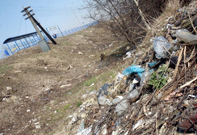 Dzikie wysypisko śmieci funkcjonuje pod nasypem kolejowym, na którym oddano niedawno do użytku przys