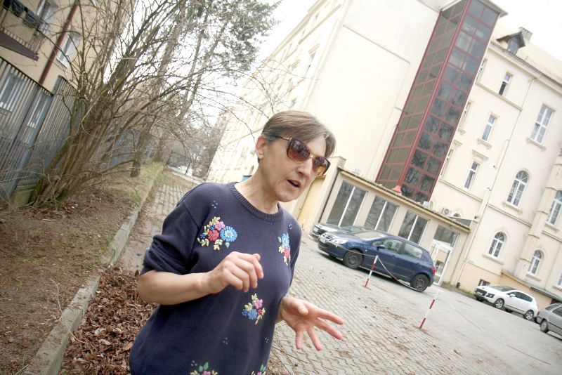 – Lądowisko oznacza ogromny hałas – mówi Joanna Wojciechowska, mieszkanka budynku sąsiadującego ze s