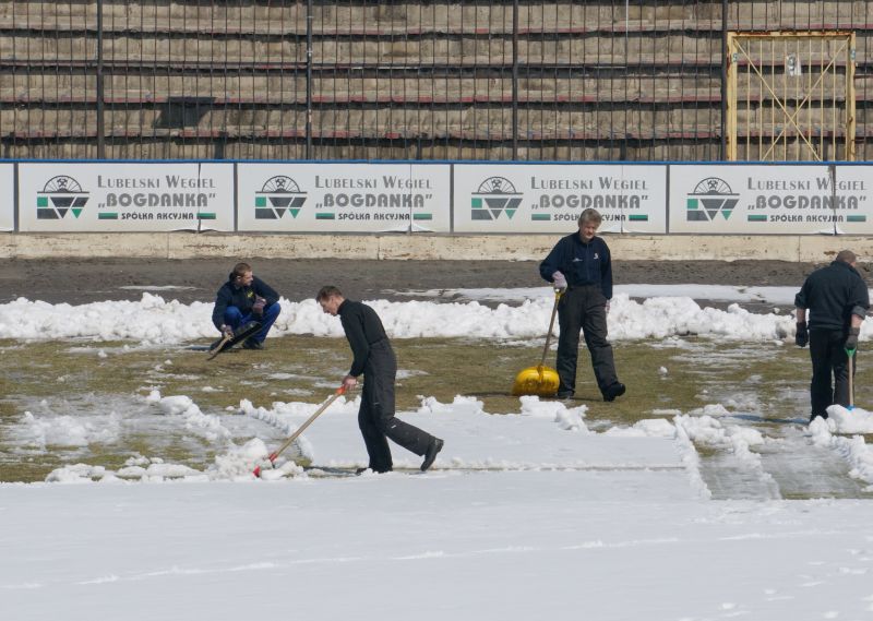 Od poniedziałku na stadionie przy Al. Zygmuntowskich usuwano śnieg (MACIEJ KACZANOWSKI)