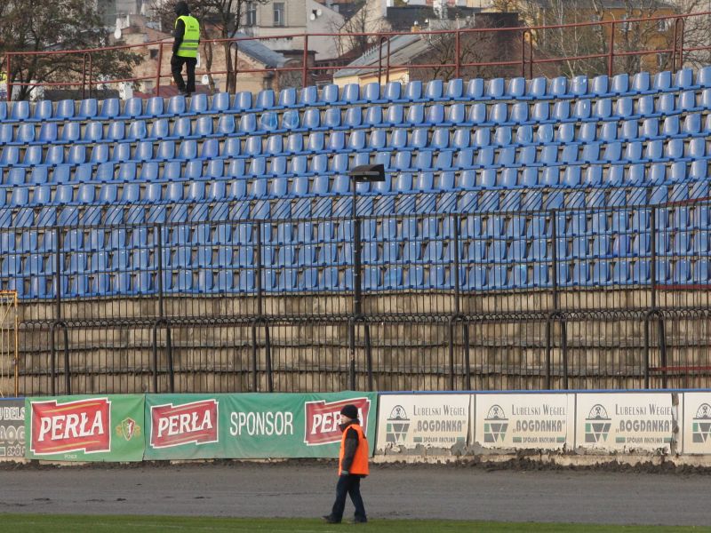 Trybuny stadionu przy Al. Zygmuntowskich pozostaną w weekend puste (Wojciech Nieśpiałowski)