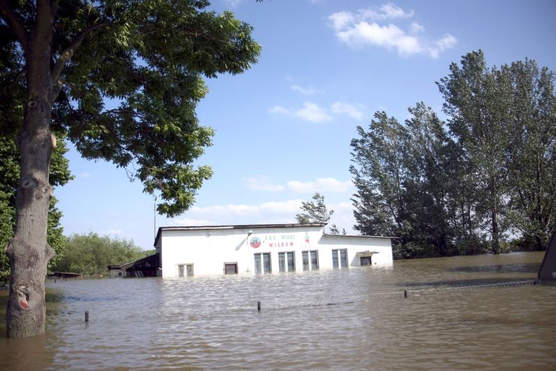 Tak wyglądał sportowy teren w czasie powodzi w 2010 r. (Jacek Świerczyński/ Archiwum)