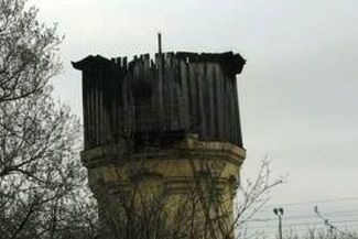 Spłonął m.in. dach wieży ciśnień. (Policja)