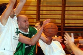 Bracia Mrozik (białe stroje) są krok od wywalczenia mistrzostwa (ARCHIWUM)