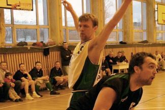 Bracia Mrozik (czarne stroje) są już krok od mistrzostwa (WOJCIECH NIEŚPIAŁOWSKI)