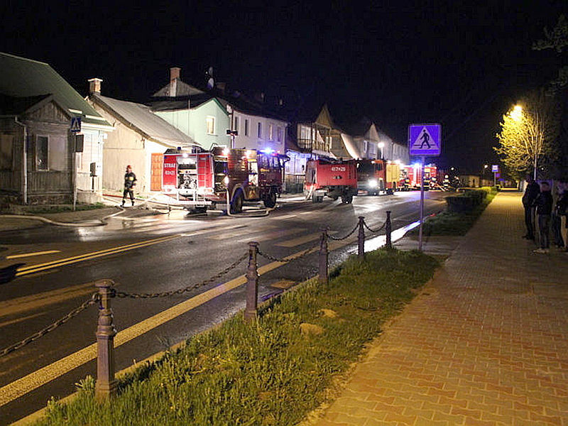 Pożar przy ul. Cichej w Hrubieszowie wybuchł w nocy z 1 ma 2 maja. Płonęły poddasza dwóch drewnianyc